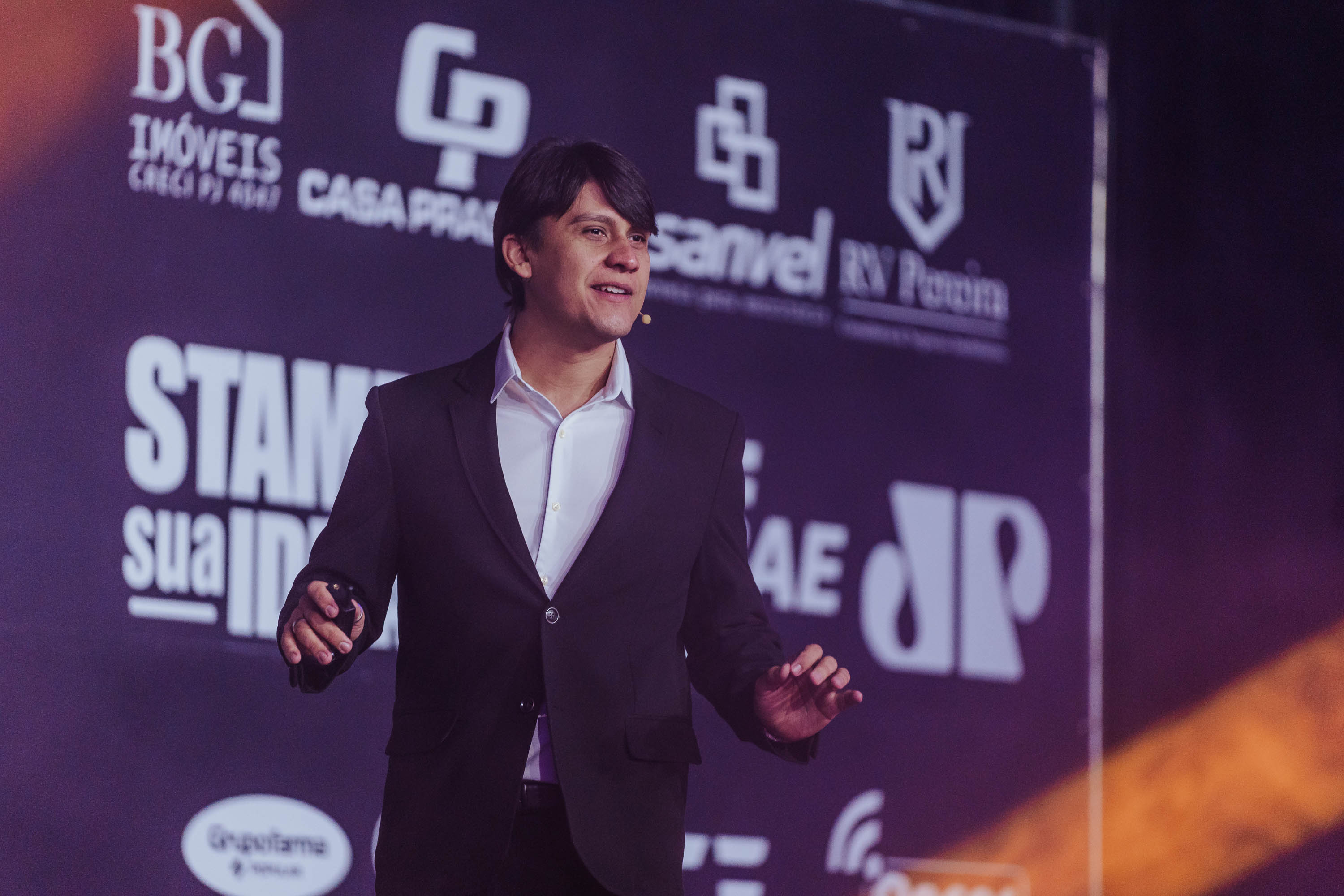 Wellyghan Júnior em palestra empresarial